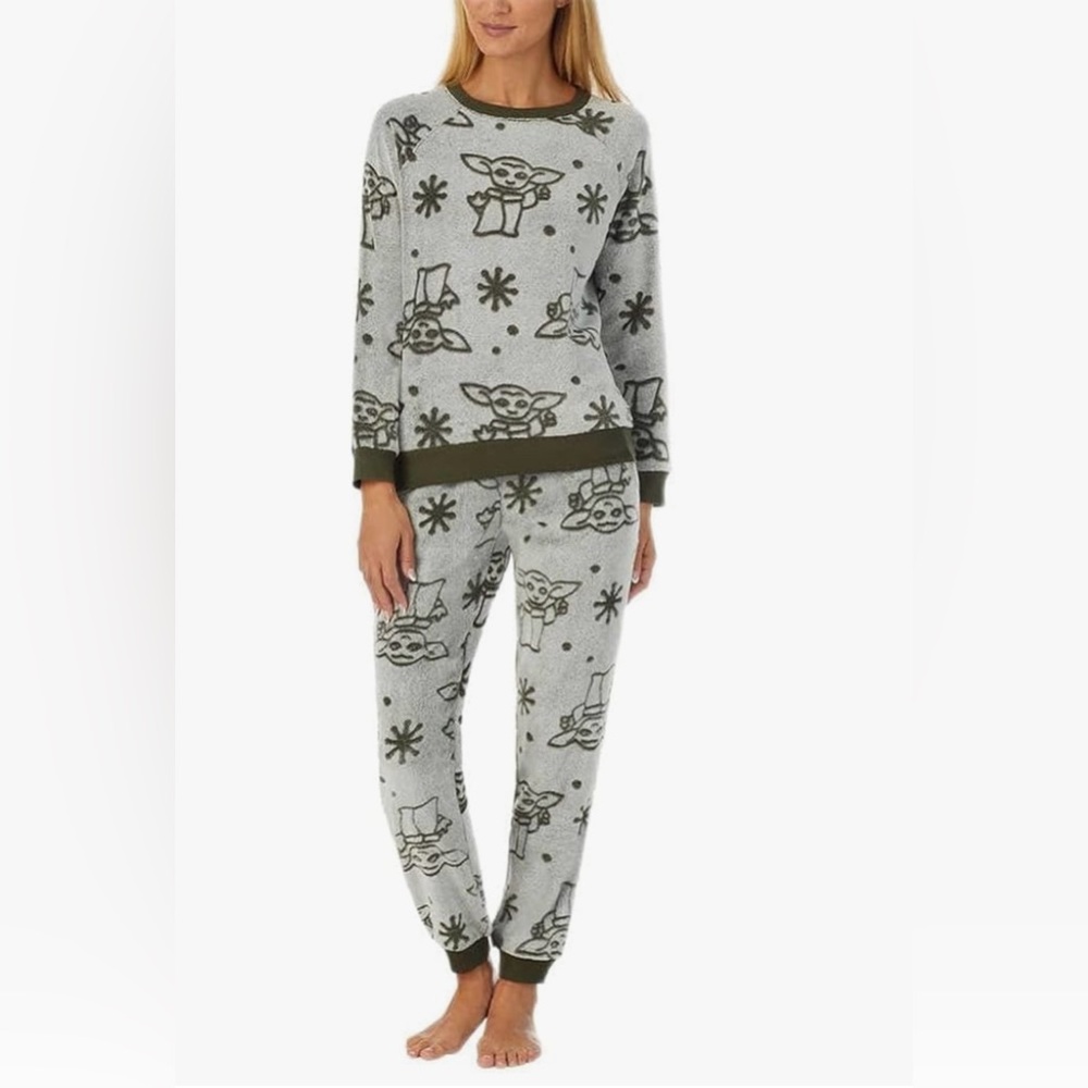 Woman’s STAR WARS  The Mandalorian Grogu Womens 2-Piece Plush Fleece Jogger